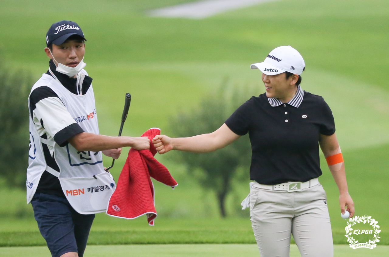 신지애 가 11번홀에서 버디에 성공한 뒤 캐디와 세리머니 하고 있다./KLPGA 제공
