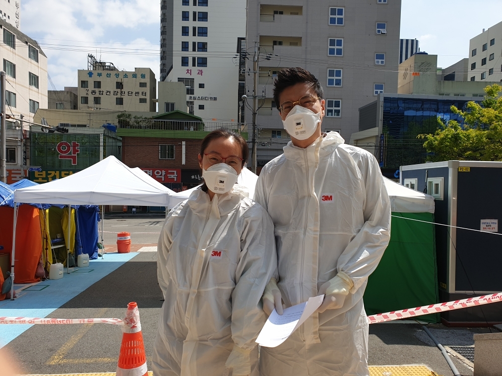 Busan public health center’s Dr. Ahn Yeo-hyun on an April weekend with her husband Dr. Lee Dong-ha, a neurologist at a district hospital, who came to volunteer at the center’s outdoor testing site (courtesy of Dr. Ahn)