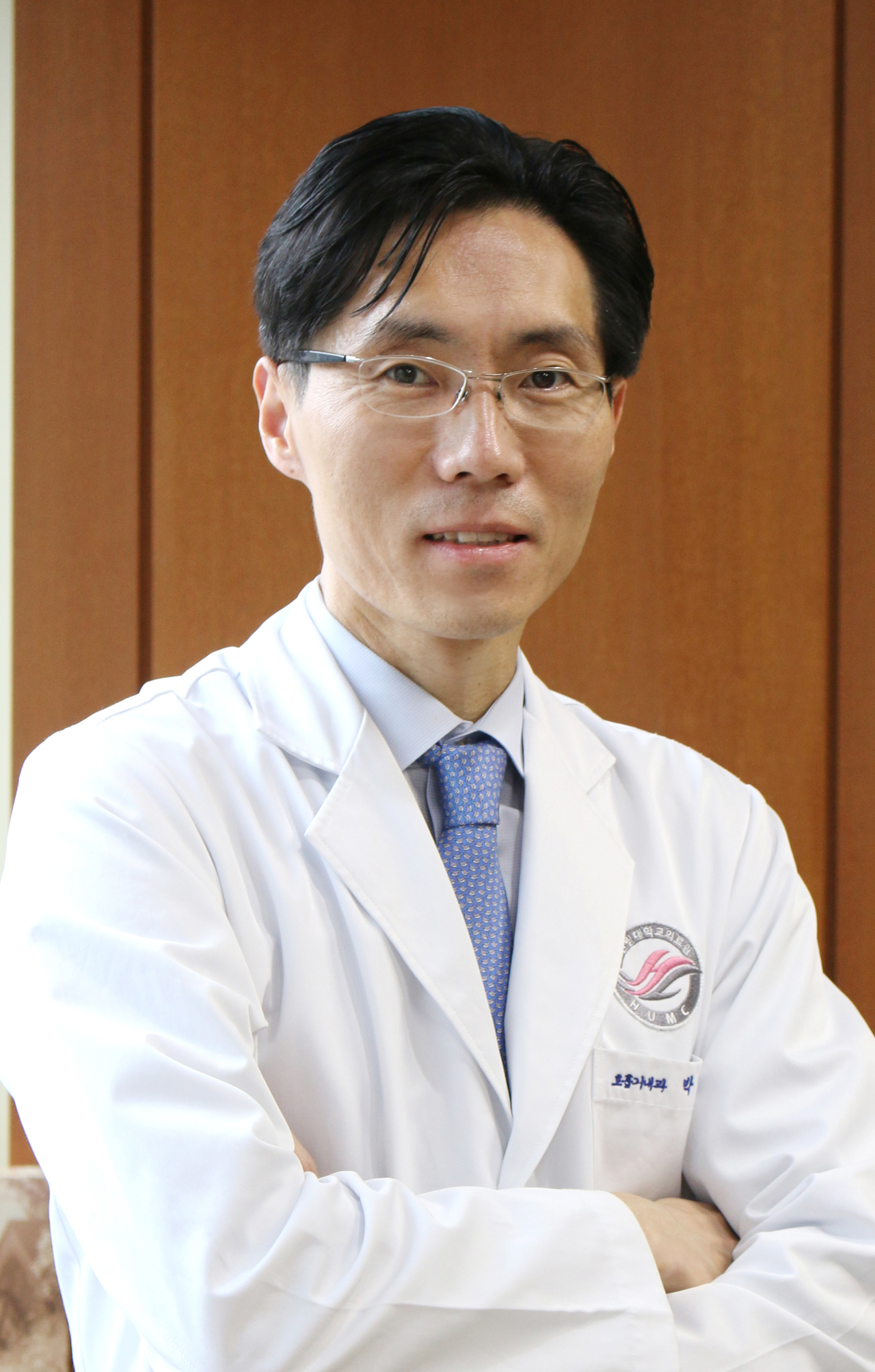 Pulmonologist Dr. Park Sung-hoon at Hallym University Medical Center in Anyang, Gyeonggi Province, treated three critically ill COVID-19 patients, one of whom was the country’s first survivor to receive double-lung transplant (HUMC)