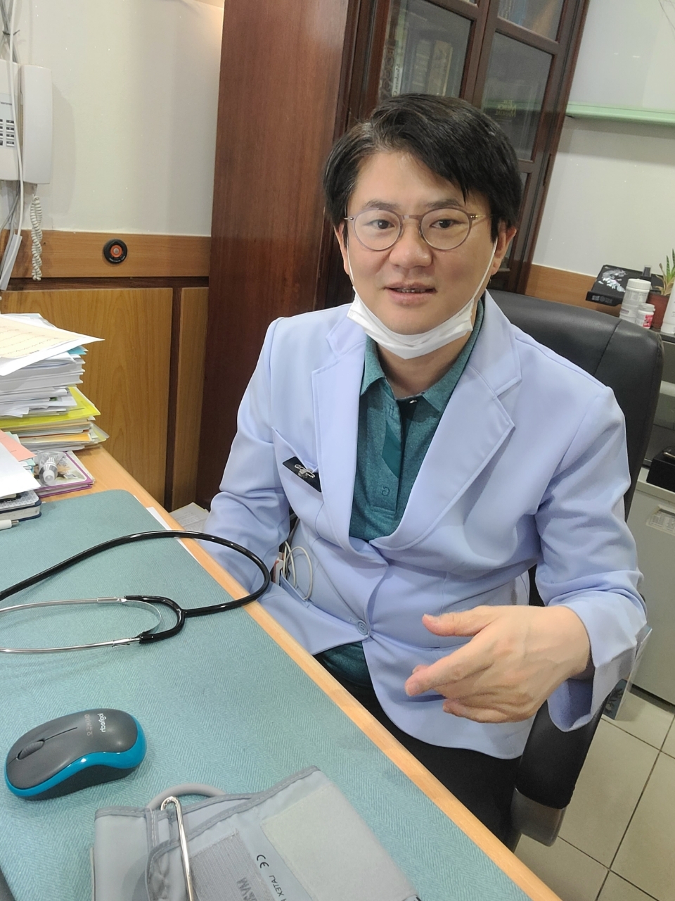 Internal medicine specialist Dr. Choi Seung-jun volunteered past his regular work hours for three months at Yongsan district’s public health center until July (courtesy of Dr. Choi)
