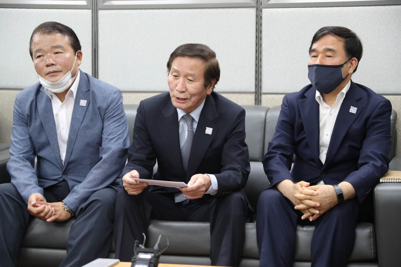 개성공단기업 비상대책위원회는 14일 정부서울청사를 찾아 코로나19와 수재로 고통받는 개성지역 북측 근로자들에게 식료품과 방역용품을 전달하겠다는 입장을 통일부에 전달했다. [연합]
