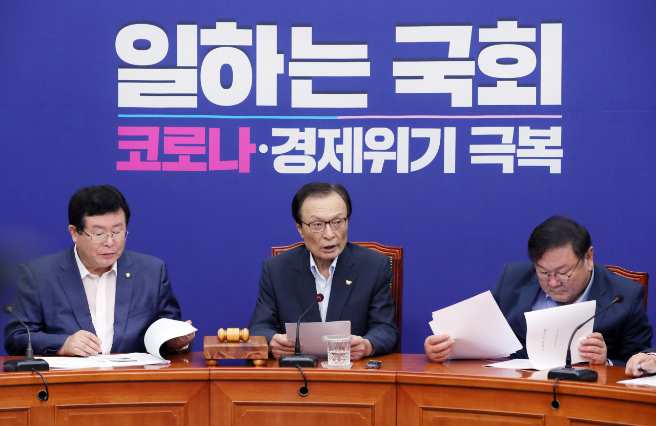 더불어민주당 이해찬 대표가 14일 오전 서울 여의도 국회에서 열린 최고위원회의에서 발언하고 있다. [연합]