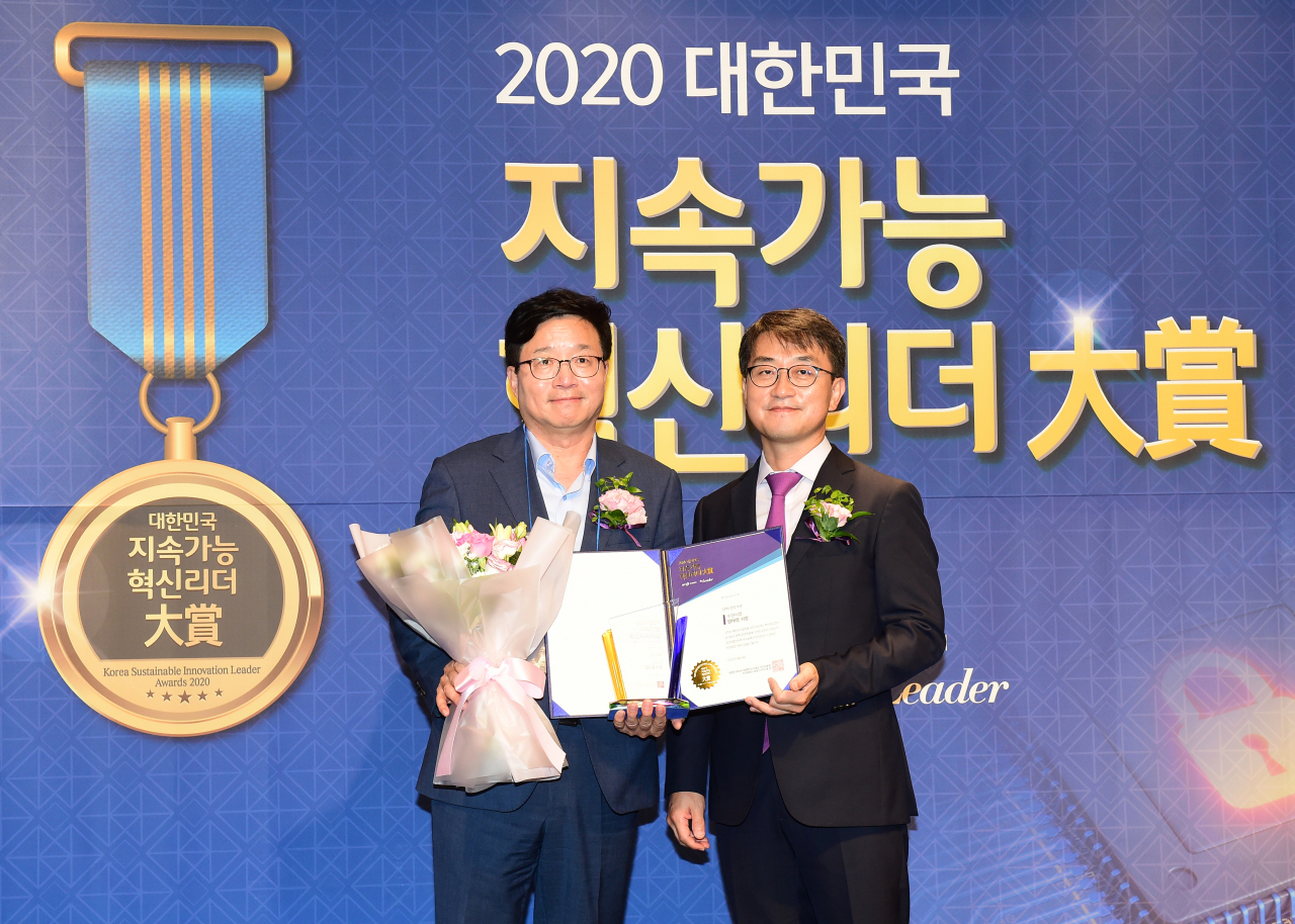 염태영 수원시장(왼쪽)이 수상 후 기념촬영을 하고 있다. [수원시 제공]