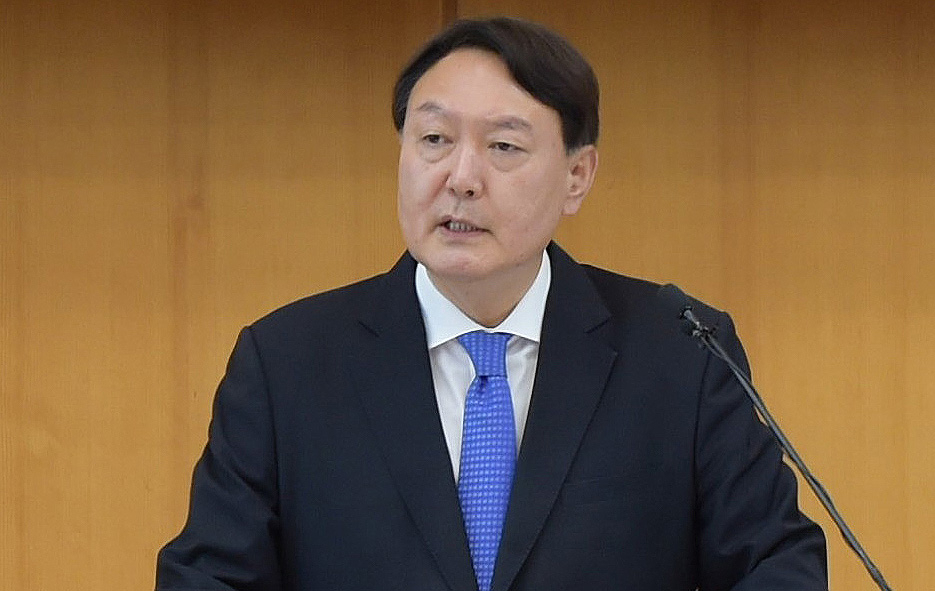 윤석열 전 검찰총장이 법무부 장관을 상대로 낸 정직 2개월 징계처분 취소 청구 소송의 첫 재판이 다음 달 10일 열리는 것으로 7일 전해졌다. [연합]