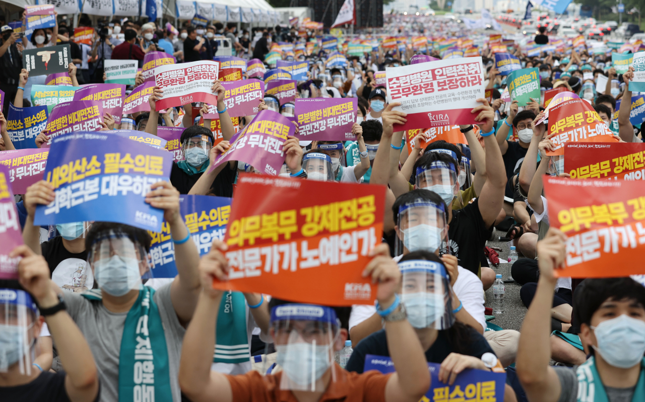 14일 오후 서울 영등포구 여의대로에서 열린 전국의사 총파업 궐기대회에서 참가자들이 구호를 외치고 있다. [연합]