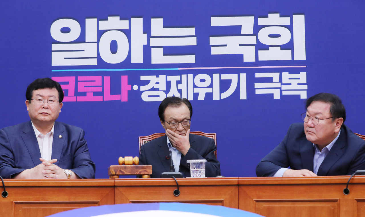 이해찬 더불어민주당 대표와 김태년 원내대표가 14일 오전 서울 여의도 국회에서 열린 최고위원회의에 참석하고 있다. [연합]
