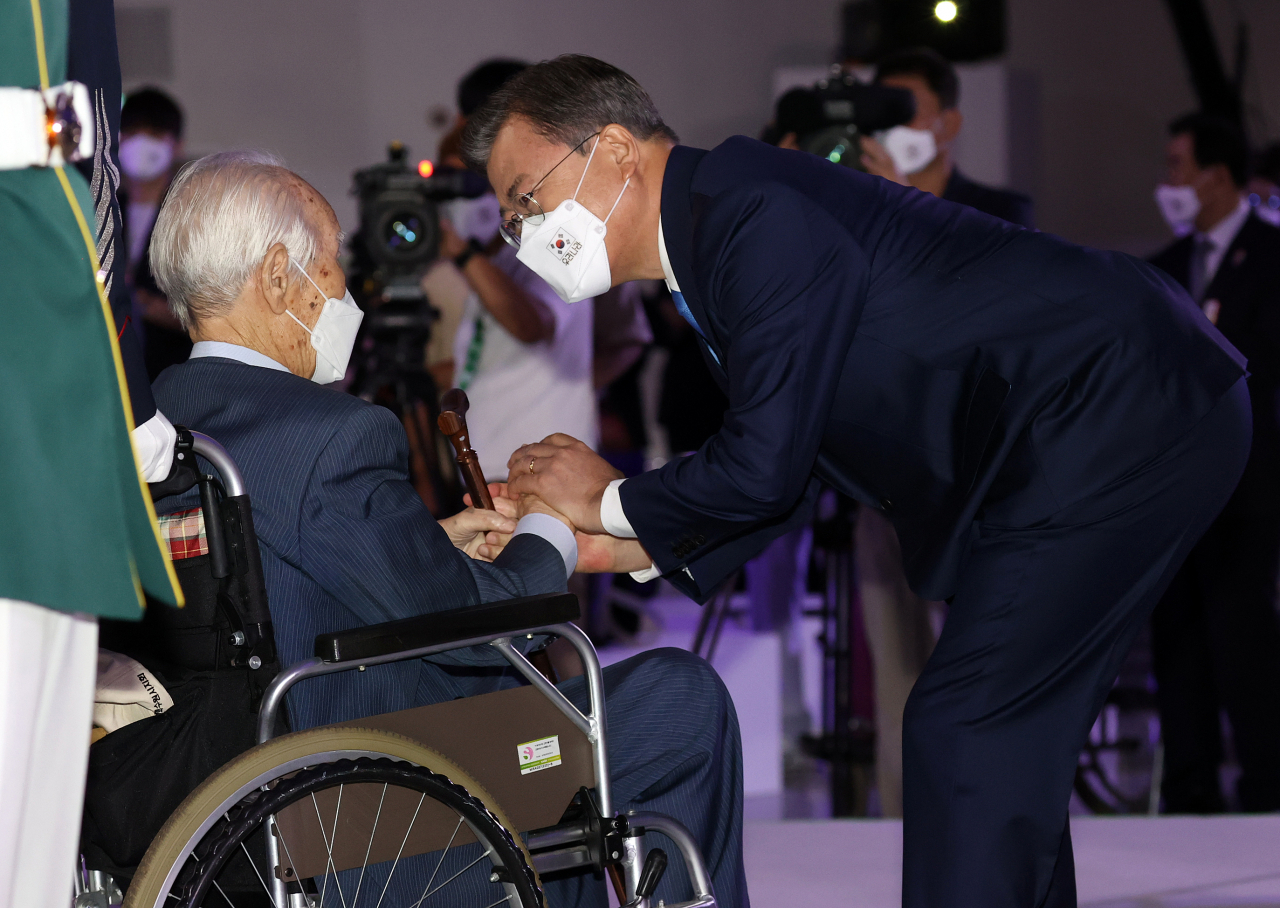 문재인 대통령이 15일 오전 서울 동대문디자인플라자에서 열린 제75주년 광복절 경축식에서 애국지사들을 맞이하고 있다. [연합]