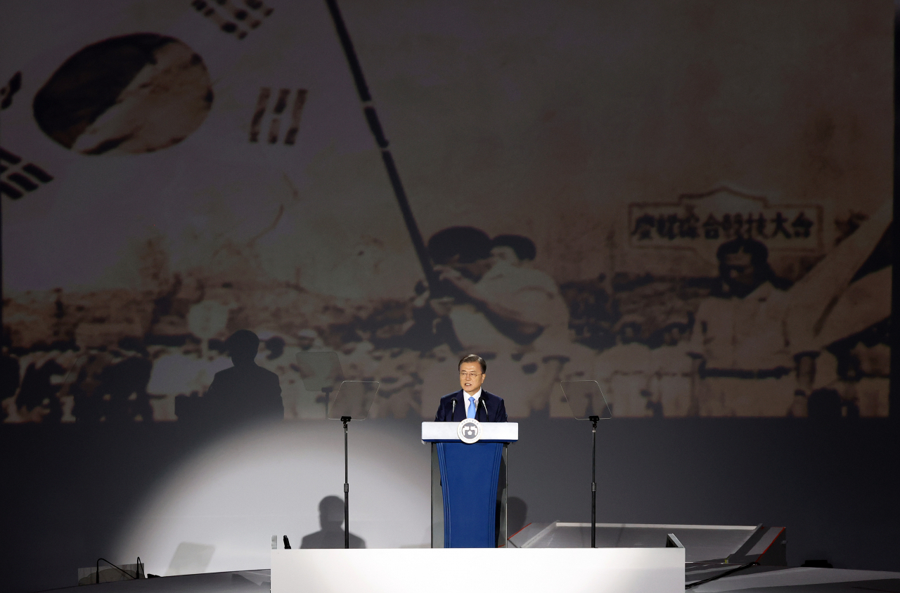 문재인 대통령이 15일 오전 서울 동대문디자인플라자에서 열린 제75주년 광복절 경축식에서 경축사를 하고 있다. [연합]