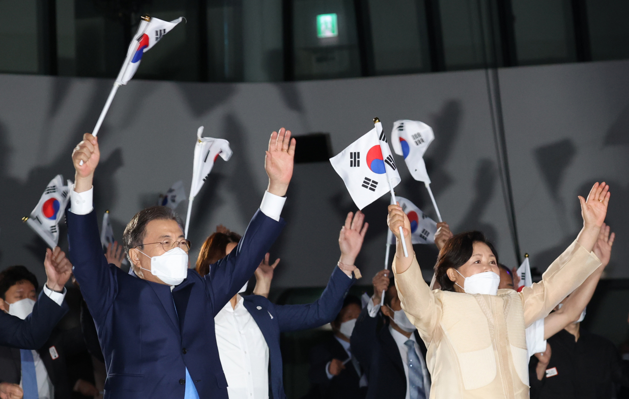 문재인 대통령과 부인 김정숙 여사가 15일 오전 서울 동대문디자인플라자에서 열린 제75주년 광복절 경축식에서 참석자들과 함께 만세삼창을 하고 있다. [연합]