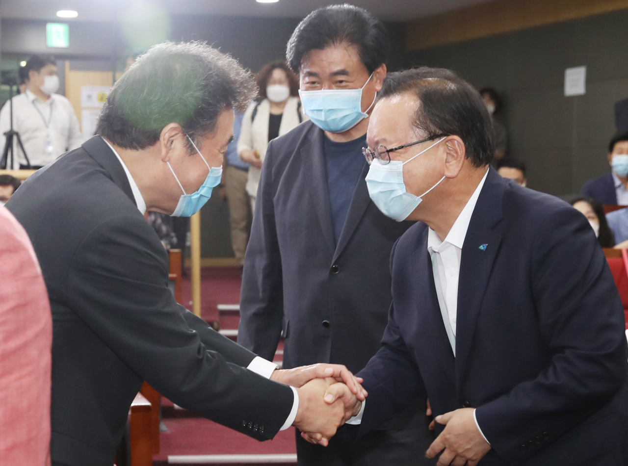 이낙연, 김부겸 더불어민주당 당대표 후보가 14일 오후 서울 여의도 국회 의원회관에서 열린 '북한 개별관광 허용 등 남북교류 재개를 위한 시간' 토론회에서 인사하고 있다. [연합]