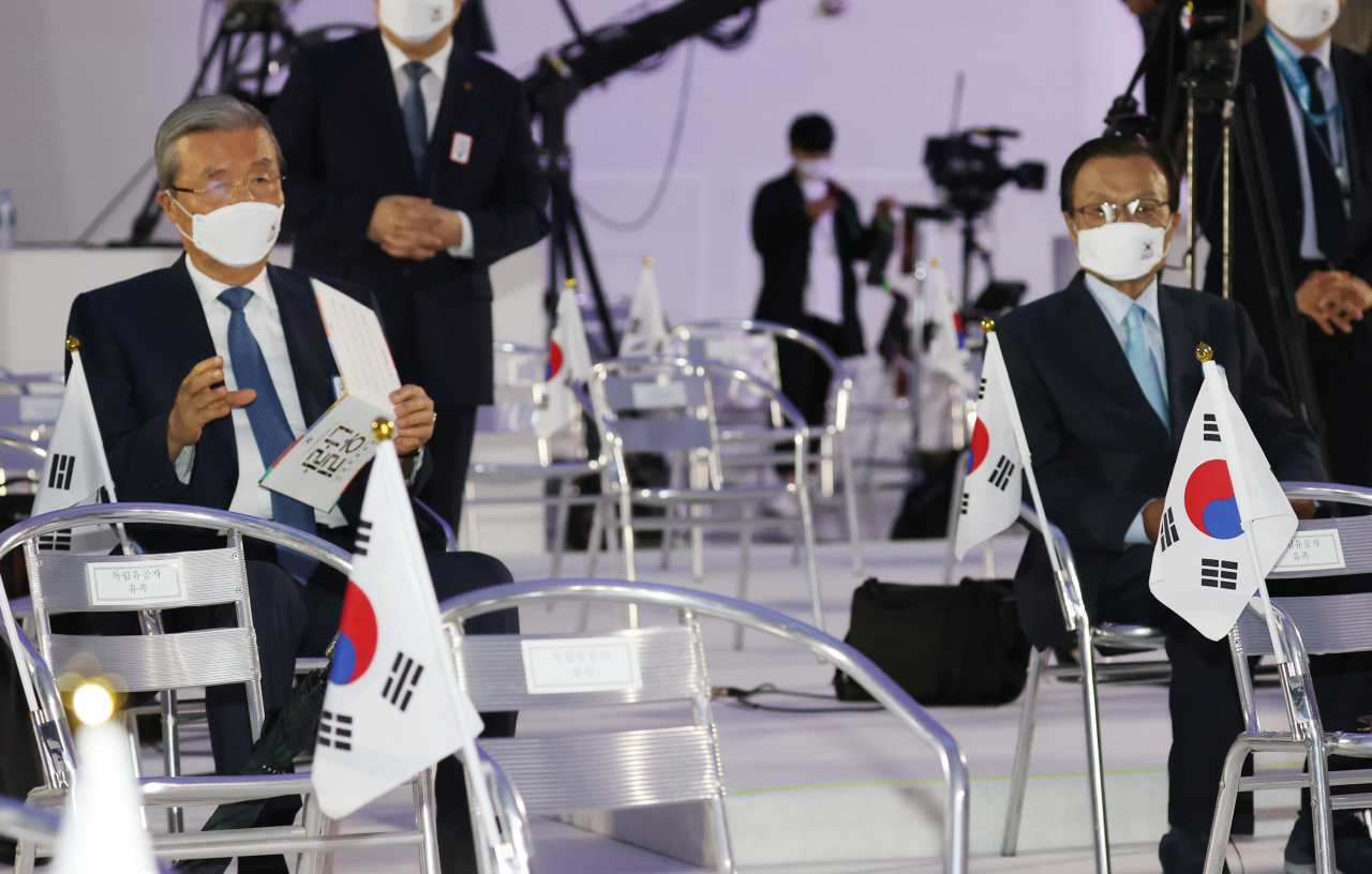 15일 오전 서울 동대문디자인플라자에서 열린 제75주년 광복절 경축식에 더불어민주당 이해찬 대표(오른쪽)와 미래통합당 김종인 비대위원장이 참석해 있다. [연합]