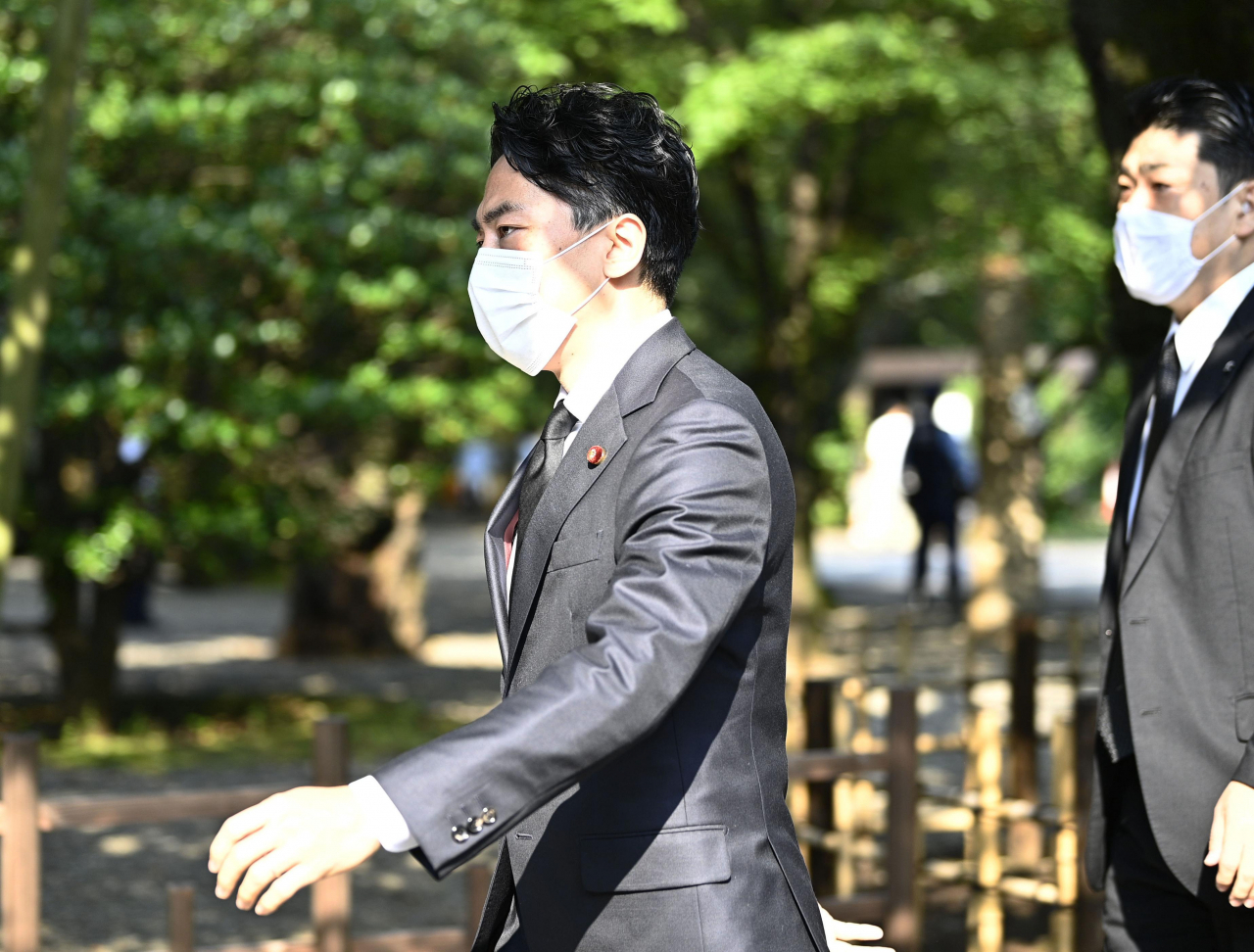 고이즈미 신지로(小泉進次郞) 일본 환경상(장관)이 15일 태평양전쟁 패전(종전) 75주년을 맞아 일제 침략전쟁의 상징인 야스쿠니(靖國)신사를 참배하기 위해 경내로 들어가고 있다. 현직 각료가 패전일에 맞춰 야스쿠니신사를 참배한 것은 2016년 이후 4년 만이다. [연합]