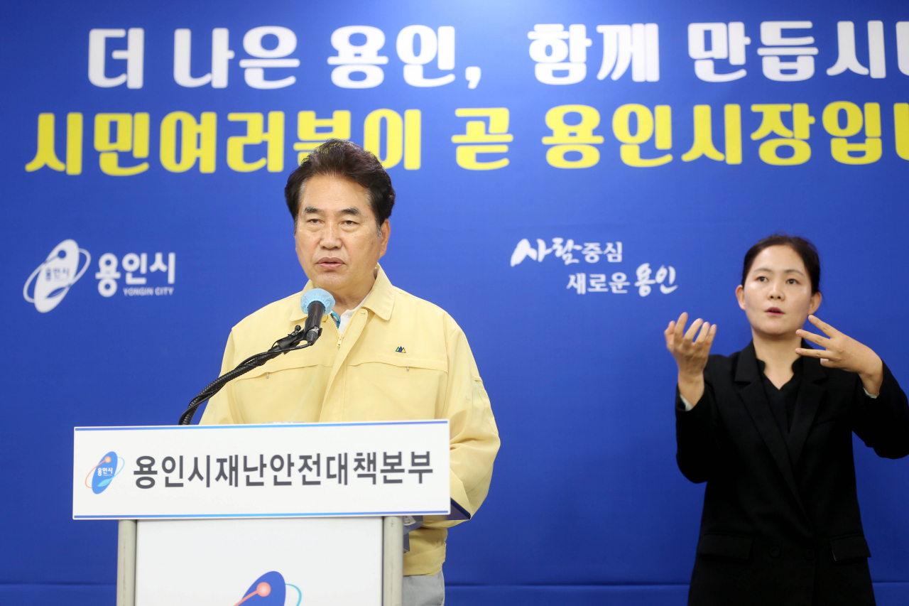 백군기 시장이 SNS를 통해 사회적 거리두기 2단계 격상에 따른 시의 조치 현황을 발표하고 있다. [용인시 제공]
