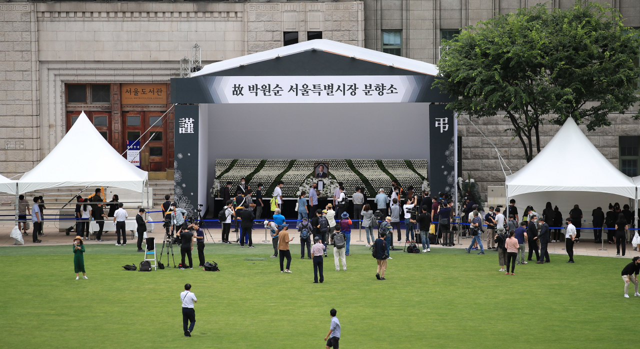 서울시가 지난 7월 11일 서울시청 앞에 설치한 고(故) 박원순 전 서울시장 분향소에서 시민들이 조문을 위해 줄을 서고 있는 모습. 당시 서울시는 ‘감염병예방법’ 위반으로 경찰에 고발되자, 분향소는 제례이므로 집회금지 대상이 아니라고 주장했다. 경찰은 서울시 주장대로 분향소는 집회가 아니라고 판단하고 범죄 혐의가 없다고 이달 30일 결론 내렸다. [연합]