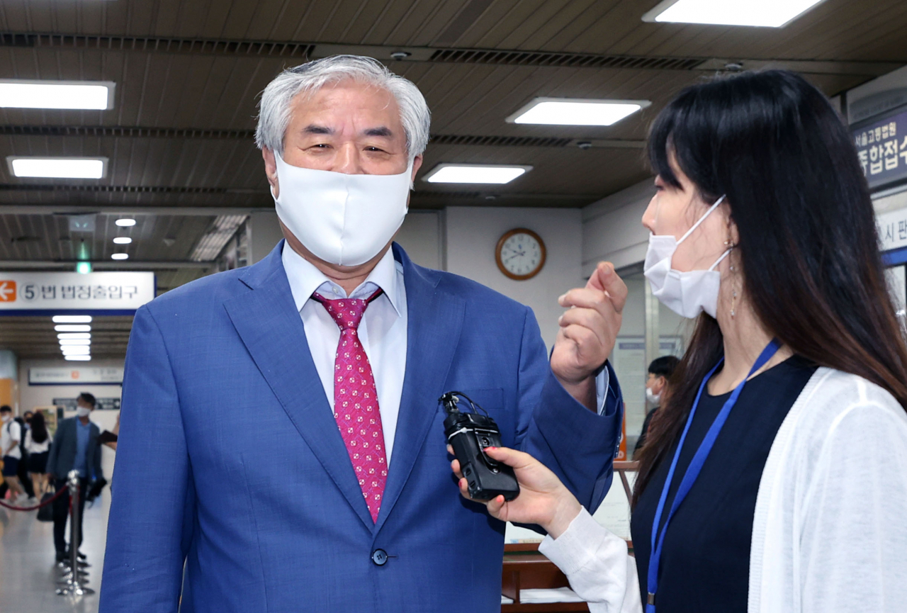 서울 광화문 집회에서 특정 정당 지지를 호소한 혐의를 받는 전광훈 한국기독교총연합회 대표회장 목사가 11일 오전 서울 서초구 서울중앙지법에서 열린 속행공판에 출석하며 취재진 질문에 답하고 있다. 연합뉴스