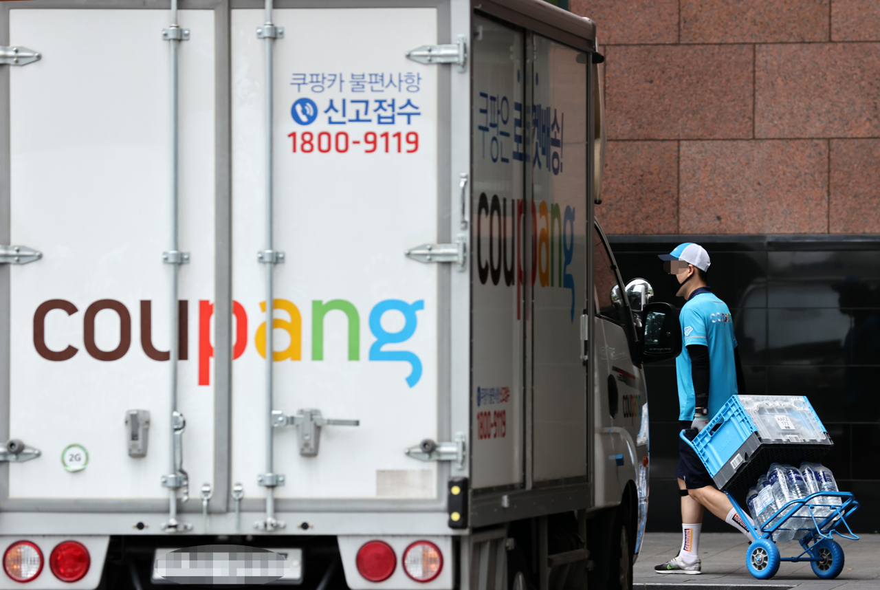 서울 종로구의 한 건물 앞에서 쿠팡 관계자가 택배 배송 작업을 하고 있다. [연합]