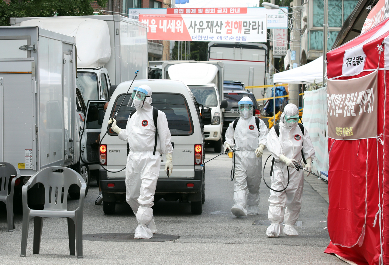 16일 오후 신종 코로나바이러스 감염증(코로나19) 집단감염이 발생한 서울 성북구 사랑제일교회에서 방역 관계자들이 방역 작업을 하고 있다. 연합뉴스