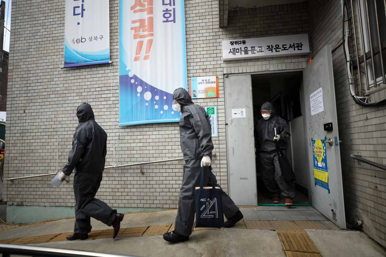 서울 성북구 사랑제일교회로 들어서고 있는 서울시 관계자들의 모습 [연합]