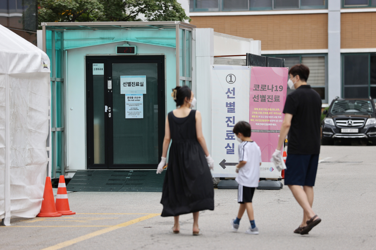 서울과 경기 등 수도권에서 신종 코로나바이러스 감염증(코로나19) 확진자가 폭발적으로 늘어나고 있는 가운데 16일 오전 서울 중구 국립중앙의료원에 마련된 선별진료소를 찾은 시민들이 검사를 받기 위해 이동하고 있다. 연합뉴스