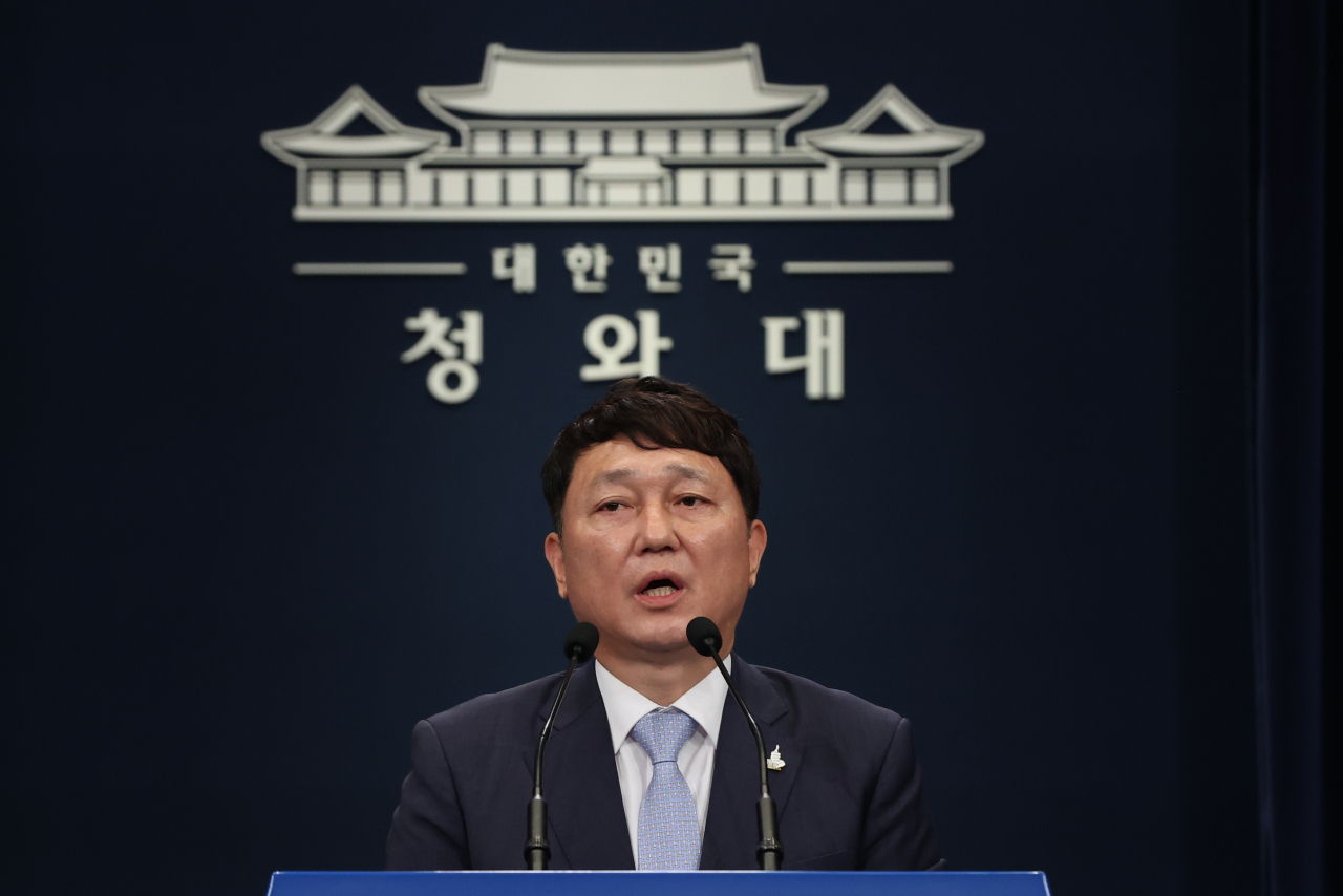 최재성 청와대 정무수석이 17일 청와대에서 문재인 대통령과 여야 정당 대표 대화 등 국회와의 소통 방안에 대해 브리핑하고 있다. [연합]