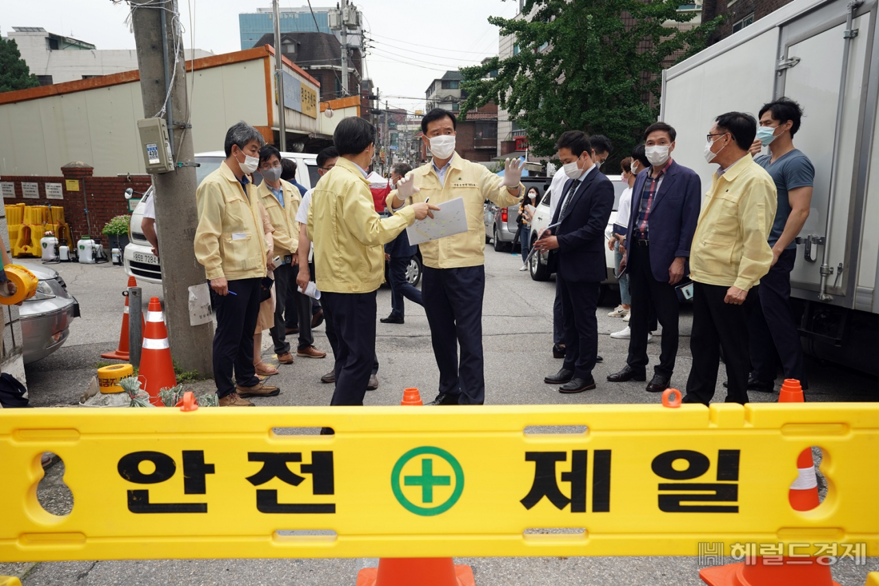 14일 이승로 성북구청장이 장위동 사랑제일교회를 방문해 예배당 출입 통제 조치를 점검하고 있다. [성북구 제공]