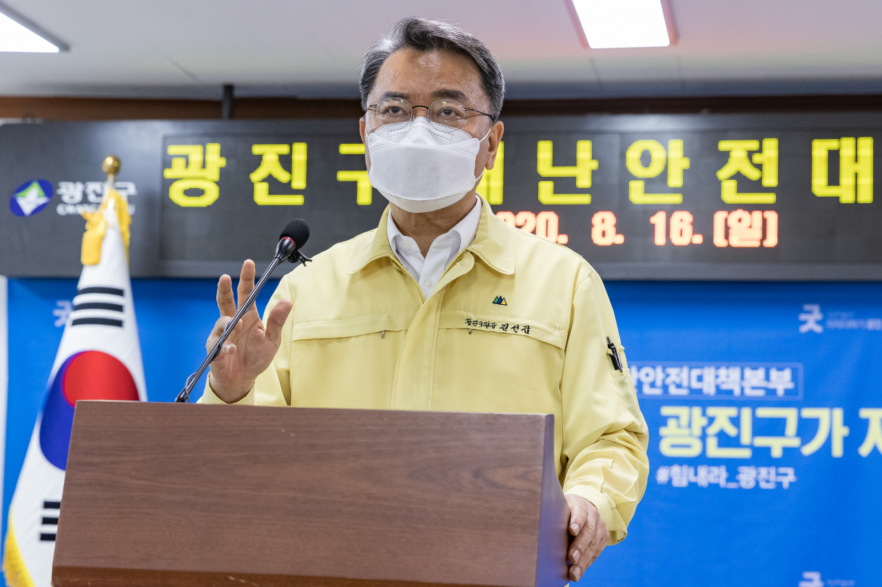 김선갑 광진구청장이 16일 구청 상황실에서 주민 긴급 메시지를 녹화하고 있다. [광진구 제공]