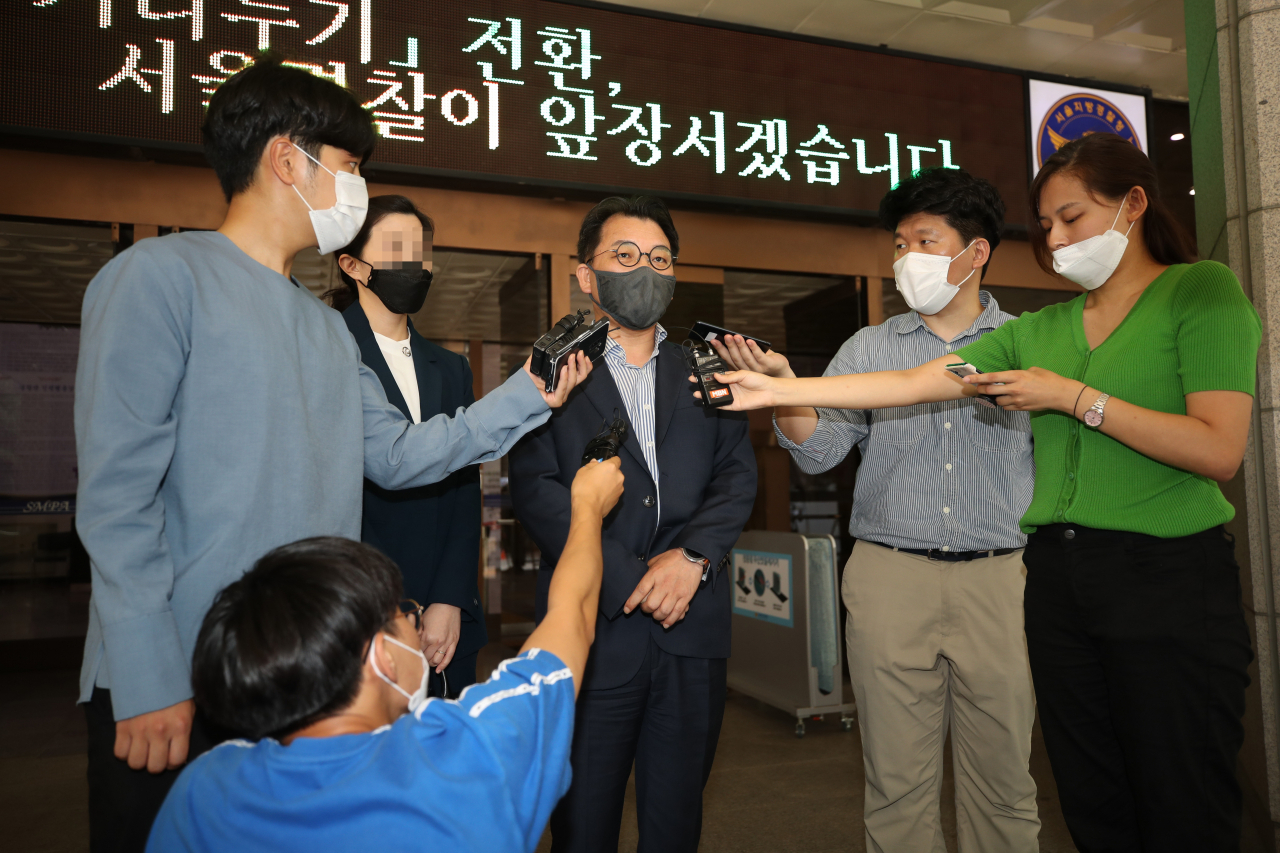 고(故) 박원순 전 서울시장의 성추행 의혹 피해자 지원단체들은 17일 전 수울시 관계자들이 피해자의 전보 요청에 없었다는 주장에 텔레그램 대화 내용을 공개하며 반박했다. 이날 경찰조사를 받은 오성규 전 서울시장 비서실장은 “고소인이나 제3자로부터 피해 호소나 인사이동 요청을 받은 적이 전혀 없다”고 밝혔다.