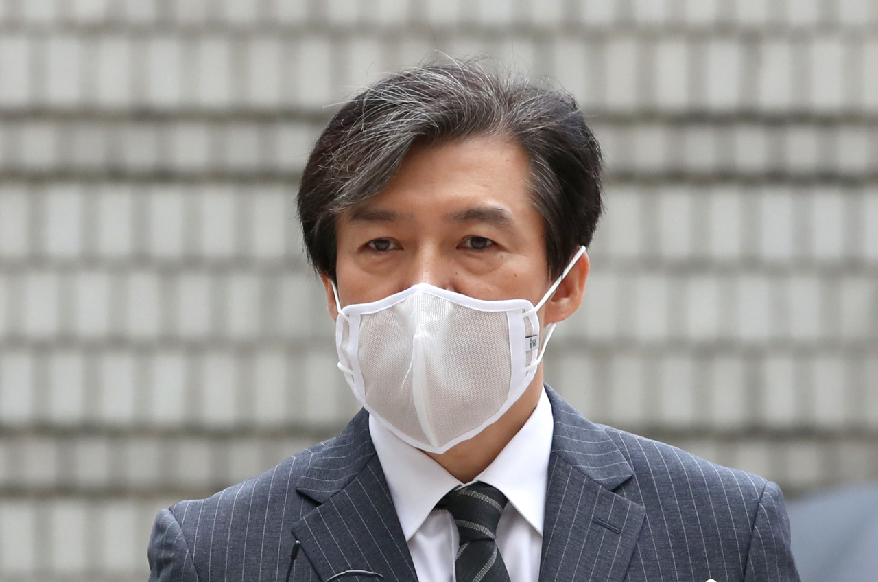 조국 전 법무부장관은 17일 딸의 입시비리 의혹 수사 검사들에 대해 ‘기만 조사’ 의혹을 제기하며 감찰을 촉구했다. [연합]