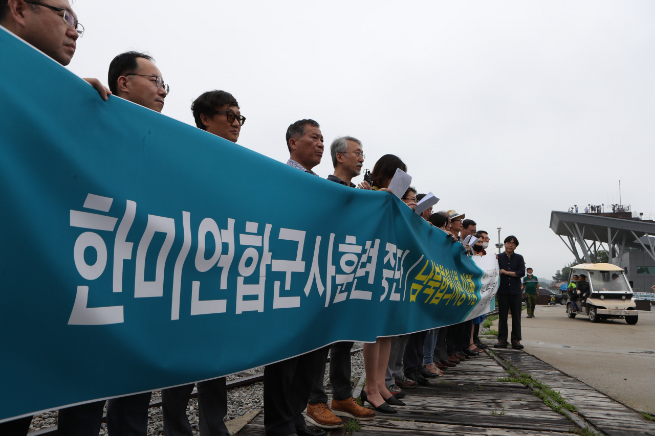 지난 14일 오후 경기도 파주시 임진각에서 사회대개혁 지식네트워크가 시국 기자회견을 열고 한미연합훈련 중단과 남북합의사항 이행을 촉구하는 성명서를 낭독하고 있다.[연합]