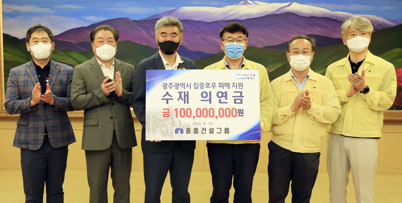 지난 14일 중흥건설그룹이 광주지역 집중호우로 피해를 입은 수재민들을 위해 광주광역시에 1억원을 기탁했다. 이날 광주시청 3층 비지니스룸에서 정원주 중흥건설그룹 부회장(왼쪽 세번째)이 수재의연금을 기탁하고 김종효 광주시행정부시장(왼쪽 네번째), 김성의 남도일보 사장(왼쪽 두번째), 임현철 중흥건설그룹 상무(왼쪽 첫번째)와 기념촬영을 하고 있다. [중흥건설그룹 제공]
