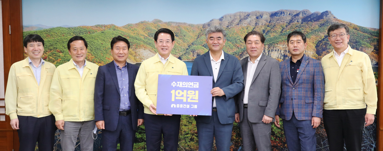 14일 중흥건설그룹이 전남지역 집중호우로 피해를 입은 수재민들을 위해 전남도에 1억원을 기탁했다. 이날 전남도청 접견실에서 정원주 중흥건설그룹 부회장(왼쪽 다섯번째)이 수재의연금을 기탁하고 김영록 전남도지사(왼쪽 네번째), 김성의 남도일보 사장(왼쪽 여섯번째), 임현철 중흥건설그룹 상무(왼쪽 일곱번째)와 기념촬영을 하고 있다. [중흥건설그룹 제공]