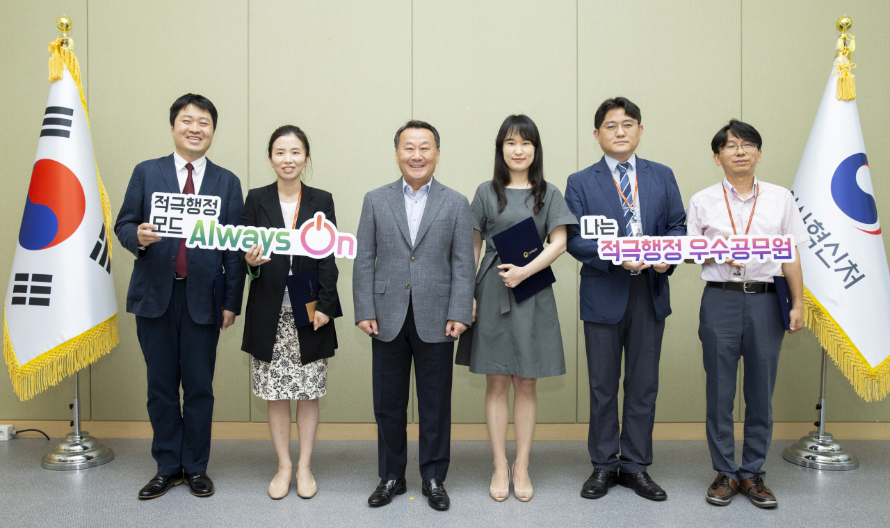 황서종 인사혁신처장이 지난 13일 세종시 인사혁신처에서 ‘2020년 1·2분기 적극행정 우수공무원’을 시상하고 있다.[연합]