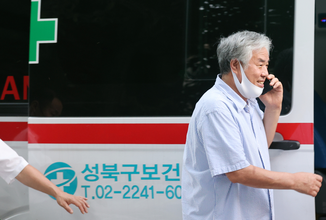 신종 코로나바이러스 감염증(코로나19) 확진 판정을 받은 사랑제일교회 전광훈 목사가 17일 오후 서울 성북구 사랑제일교회 사택을 나와 성북보건소 차량에 탑승하기 위해 이동하고 있다. [연합]
