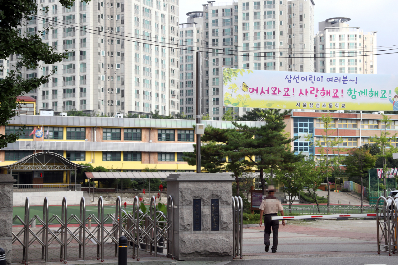 코로나19 지역 감염 확산으로 서울 성북구·강북구와 경기 용인시 전체, 경기 양평군 일부 소재 유치원·학교가 2주간 원격 수업을 하기로 한 18일 오전 서울 성북구 삼선초등학교가 썰렁한 모습이다. 연합뉴스