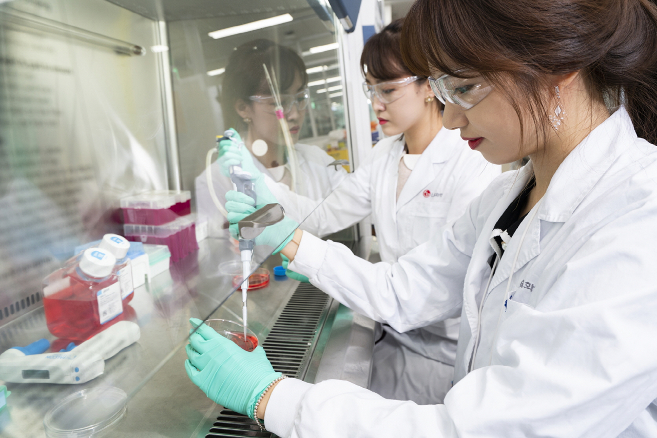 LG화학 생명과학사업본부 직원들이 신약 연구를 진행하고 있다. [LG화학 제공]