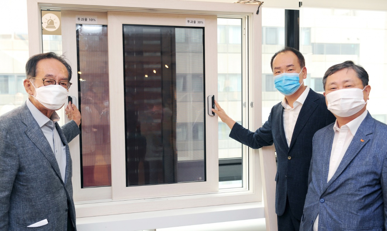 SK건설은 지난 13일 알루이엔씨, 국영지앤엠와 함께 공동주택 창문형 태양광 발전시스템 개발에 관한 상호협력 협약을 맺었다. 사진은 (오른쪽부터) 전승태 SK건설 건축주택사업부문장과 홍성철 알루이엔씨 대표, 최재원 국영지앤엠 대표.[SK건설 제공]