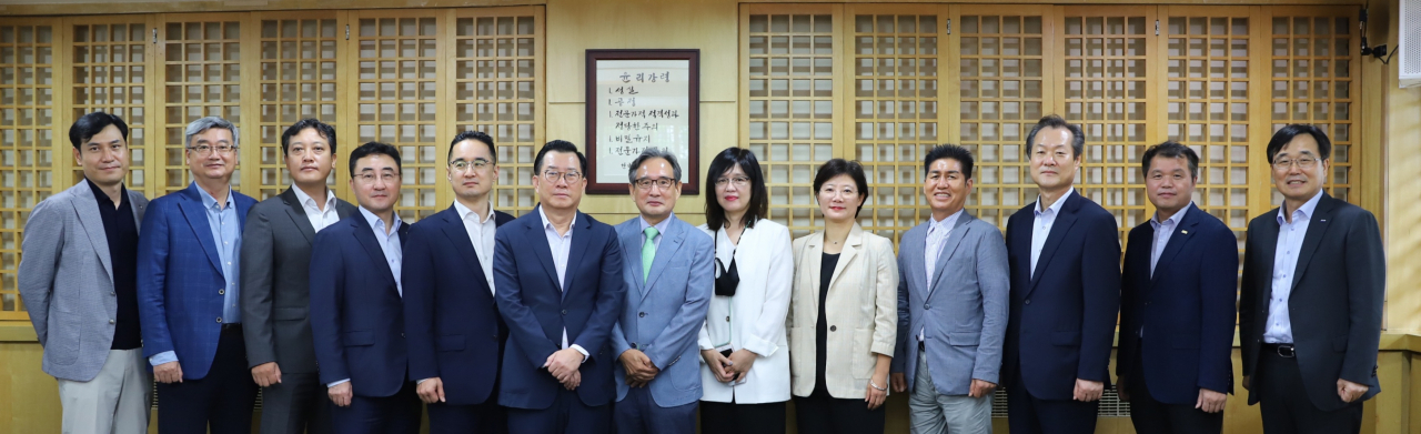 한국공인회계사회 상생협력위원회 위원. 왼쪽부터 이광열 위원, 오기원 위원, 남기봉 위원, 전용석 위원, 나철호 부회장, 김영식 회장, 장영철 위원장, 조연주 간사, 엄은숙 위원, 전생수 부위원장, 권장시 위원, 조정현 위원, 한은섭 위원 [한국공인회계사회 제공]