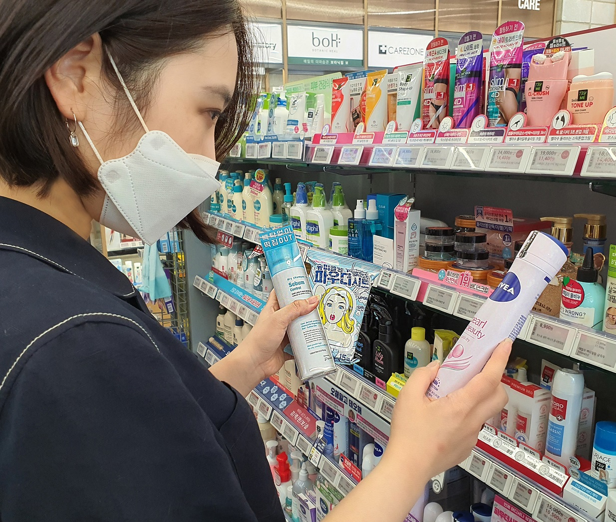 연휴 기간 반짝 특수를 누린 '안티-습기템'을 살펴보고 있는 고객의 모습. [사진제공=CJ 올리브영]
