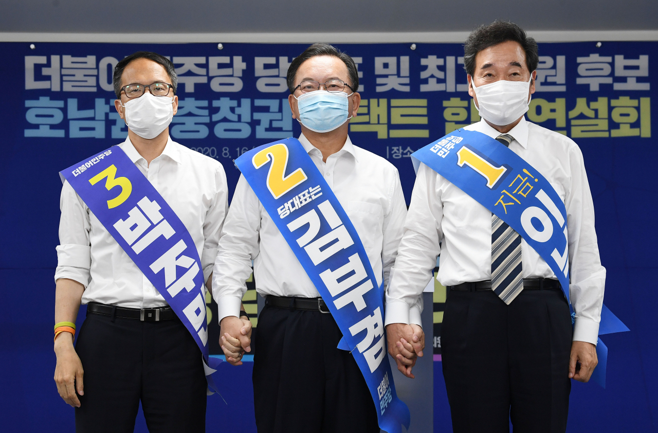 박주민(왼쪽부터), 김부겸, 이낙연 더불어민주당 당 대표 후보가 16일 오후 서울 여의도 더불어민주당 당사에서 열린 당대표 및 최고위원 후보 호남권·충청권 온라인(온택트) 합동연설회에서 손을 맞잡고 인사하고 있다. [연합]