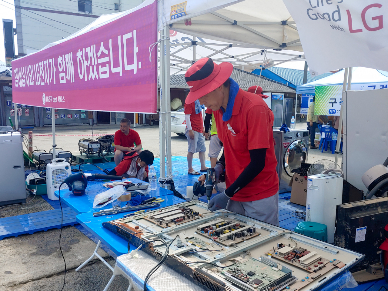 LG전자 서비스엔지니어들이 침수 가전을 수리하고 있는 모습. [LG전자 제공]