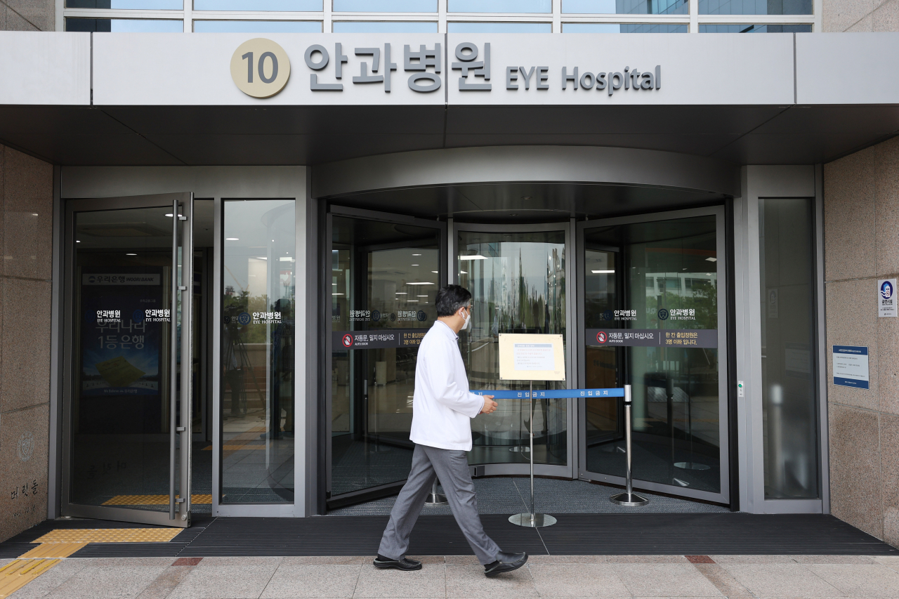 18일 오전 신종 코로나바이러스 감염증(코로나19) 확진자가 발생한 서울 서대문구 신촌세브란스병원 안과병원의 출입이 통제돼있다. 연합뉴스