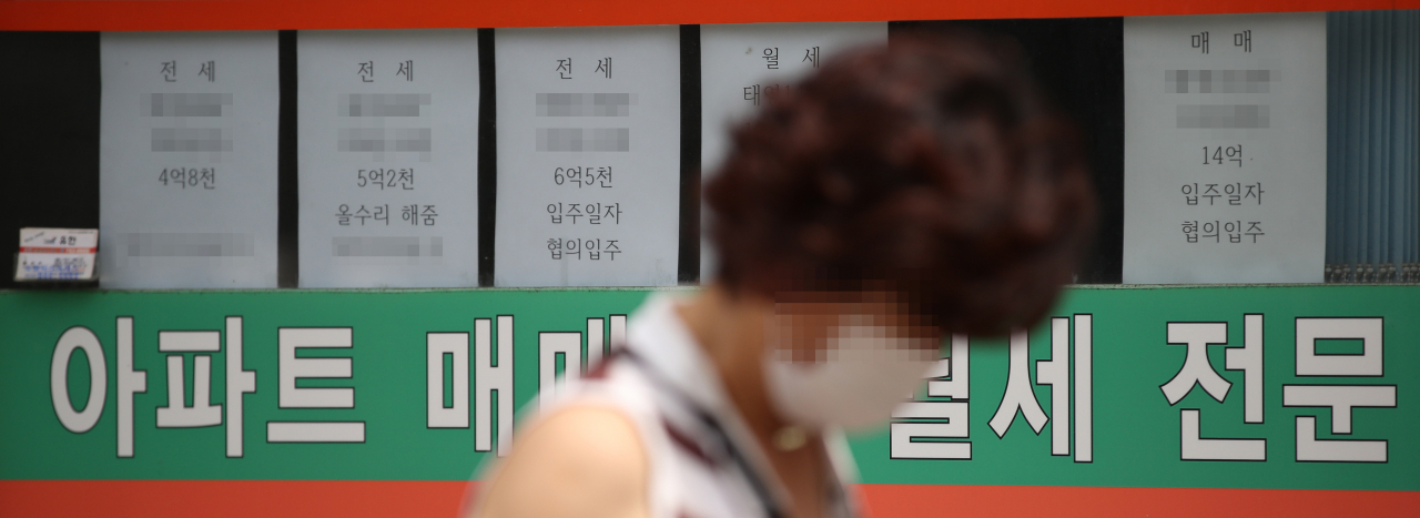 서울을 비롯한 수도권 전월세 시장에 수요가 몰리면서, 전세품귀 현상이 벌어지고 있다. 지난달 전셋값 상승 전망도 2016년 이후 가장 강한 상승을 내다보면 가을 성수기 전세 대란마저 예고되고 있다. 사진은 서울 마포구의 한 부동산 앞. [연합]