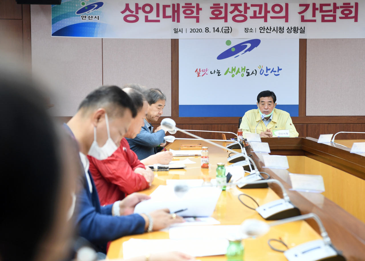 윤화섭 안산시장이 지난 14일 시청에서 열린 상인대학 학장과의 간담회에서 발언하고 있다. [안산시 제공]