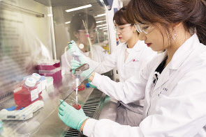 LG화학 생명과학사업본부 직원들이 신약 연구를 진행하고 있다. [LG화학 제공]