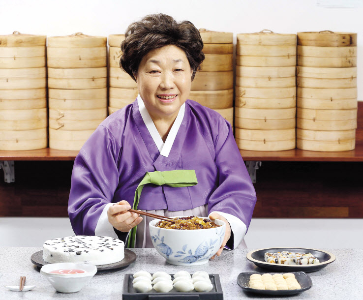 ‘인간문화재 지킴이 온택트 참여마당’에서 약식과 오미자화채를 선보이고 있는 정길자 원장. [한독 제공]
