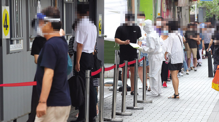18일 오전 서울 성북구보건소에 마련된 신종 코로나바이러스감염증(코로나19) 임시 선별진료소를 찾은 시민들이 검사 순서를 기다리고 있다. [연합]