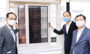 SK건설은 지난 13일 알루이엔씨, 국영지앤엠와 함께 공동주택 창문형 태양광 발전시스템 개발에 관한 상호협력 협약을 맺었다. 사진은 (오른쪽부터) 전승태 SK건설 건축주택사업부문장과 홍성철 알루이엔씨 대표, 최재원 국영지앤엠 대표. [SK건설 제공]