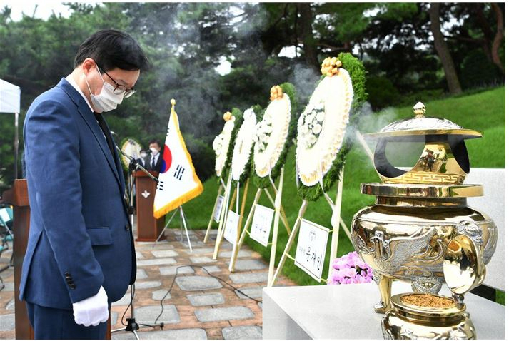 염태영 최고위원 후보가 고 김대중 전 대통령 서거 11주기 추도식에 참석했다.