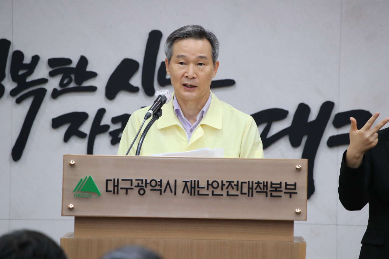 채홍호 대구 행정부시장이 18일 오전 대구시청에서 코로나19 수도권 확산에 따른 방역대책 긴급 브리핑을 하고 있다.[대구시 제공]