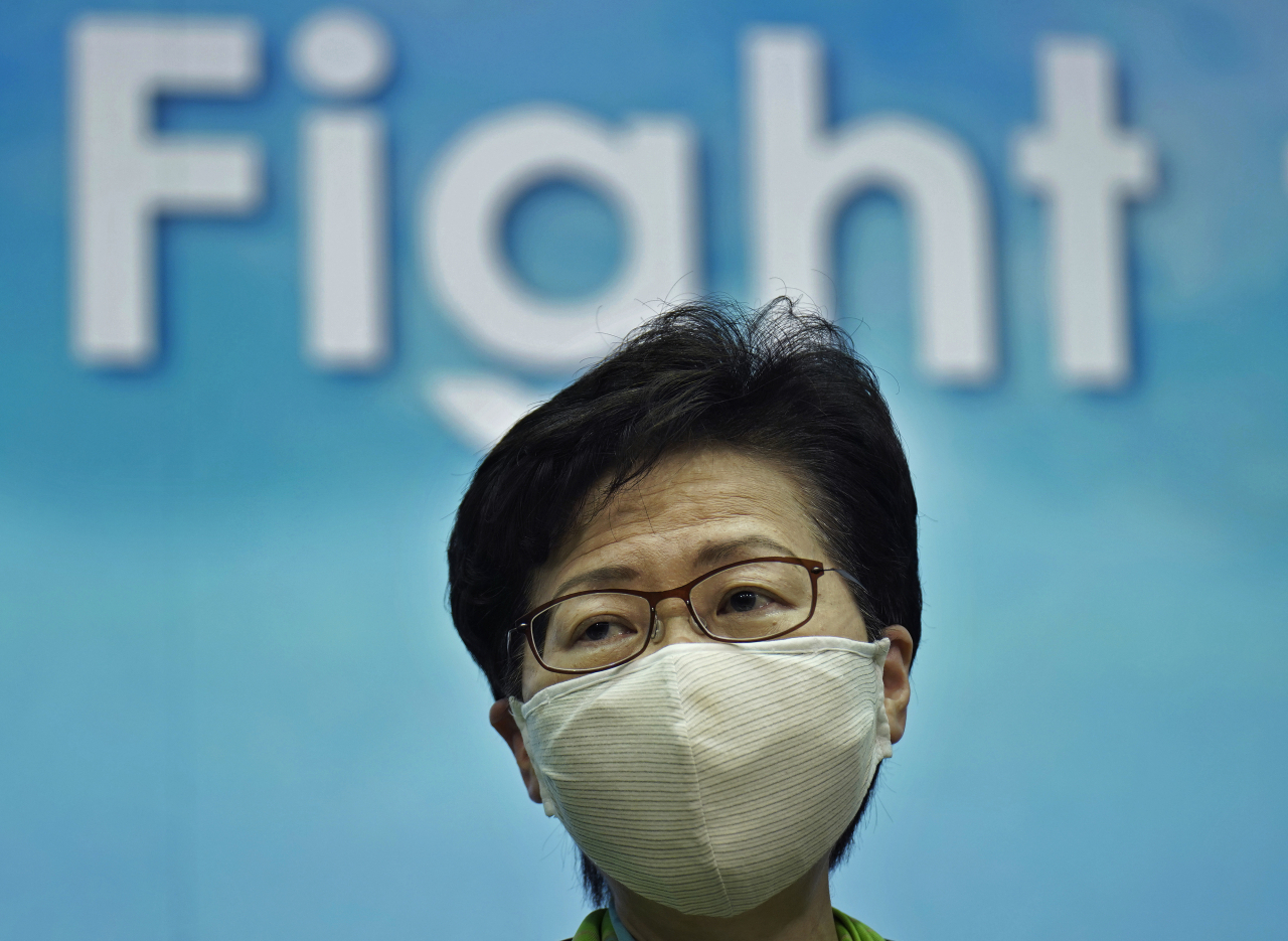 캐리 람 홍콩 행정장관이 18일 주간 정례 기자회견에서 기자들의 질문에 답변하고 있다. [AP]